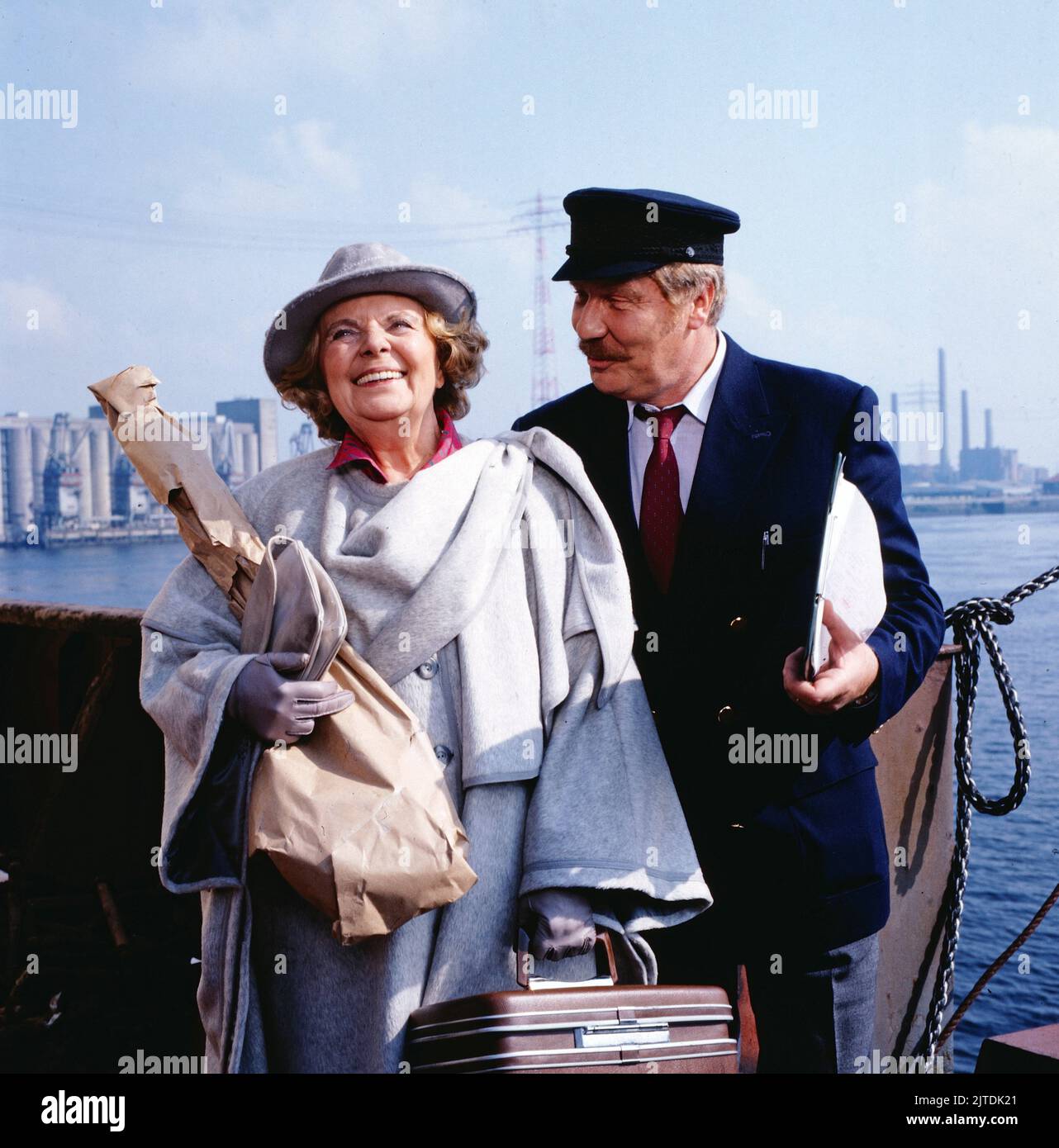 Erbin sein dagegen sehr, NDR Fernsehserie, Deutschland, 1985, Folge 1, Szene: Heidi Kabel als Lisa Boysen, Peter Carsten als Schiffagent Schröder. Erbin sein dagegen sehr, série télévisée, Allemagne, 1985, Episode 1, Scène: Heidi Kabel et Peter Carsten Banque D'Images