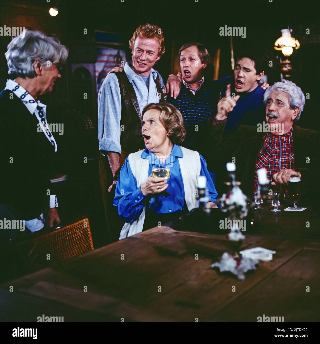 Erbin sein dagegen sehr, NDR Fernsehserie, Deutschland, 1985, Folge 5, Szene: Jane Tilden, Rainer Gobemann, Volker Bogdan, Rainer Schmitt, Heidi Kabel, Willy Millowitsch. Erbin sein dagegen sehr, série télévisée, Allemagne, 1985, Episode 5, Scène: Jane Tilden, Rainer Gobemann, Volker Bogdan, Rainer Schmitt, Heidi Kabel, Willy Millowitsch. Banque D'Images