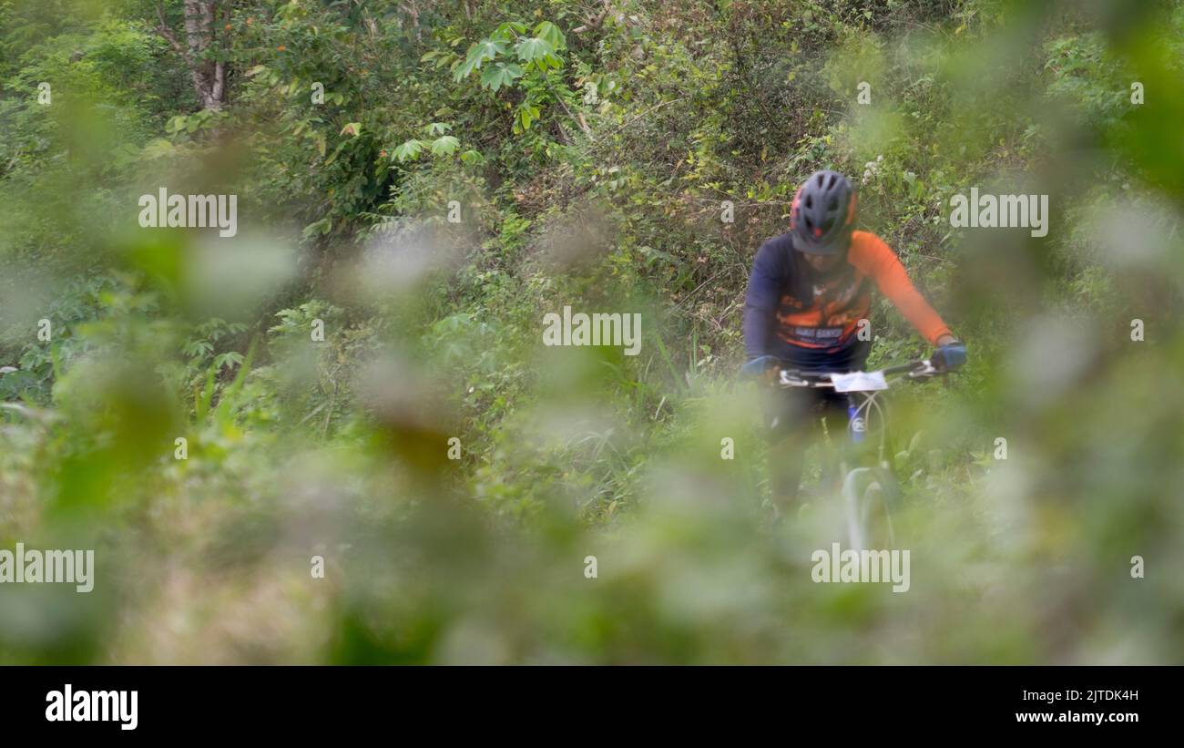 Trenggalek, Java-est, Indonésie - 24 août 2022 : personnes à vélo tout-terrain en Indonésie Banque D'Images