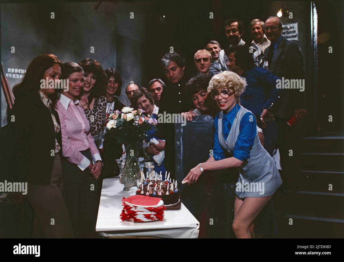 Zwei himmlische Töchter, ZDF Comedy Serie, Deutschland, 1978, am set: Iris Berben, 3.v.Links, Regisseur Michael Pfleghar, Klaus Dahlen und Ingrid Steeger mit der Geburtstagstorte. Zwei himmlische Toechter, série de comédies télévisées, Allemagne, 1978, sur le devant: Iris Berben, 3rd de gauche, le réalisateur de télévision Michael Pfleghar, Klaus Dahlen et Ingrid Steeger avec son gâteau d'anniversaire. Banque D'Images