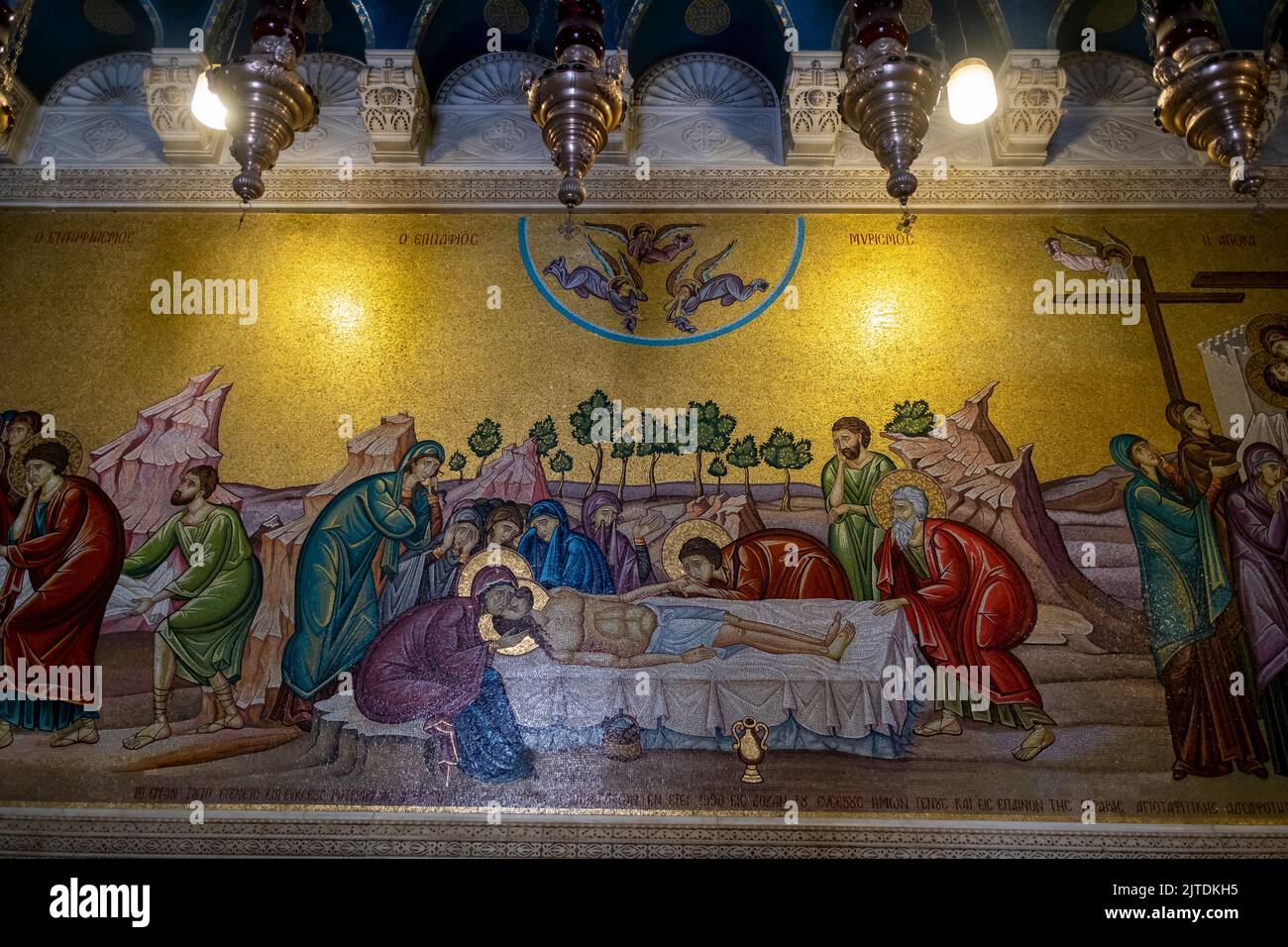 Une mosaïque de mur représentant le corps de Jésus Christ préparé après sa mort, face à la Pierre d'onction à l'intérieur de l'Église du Saint-Sépulcre dans la vieille ville chrétienne Jérusalem-est Israël Banque D'Images