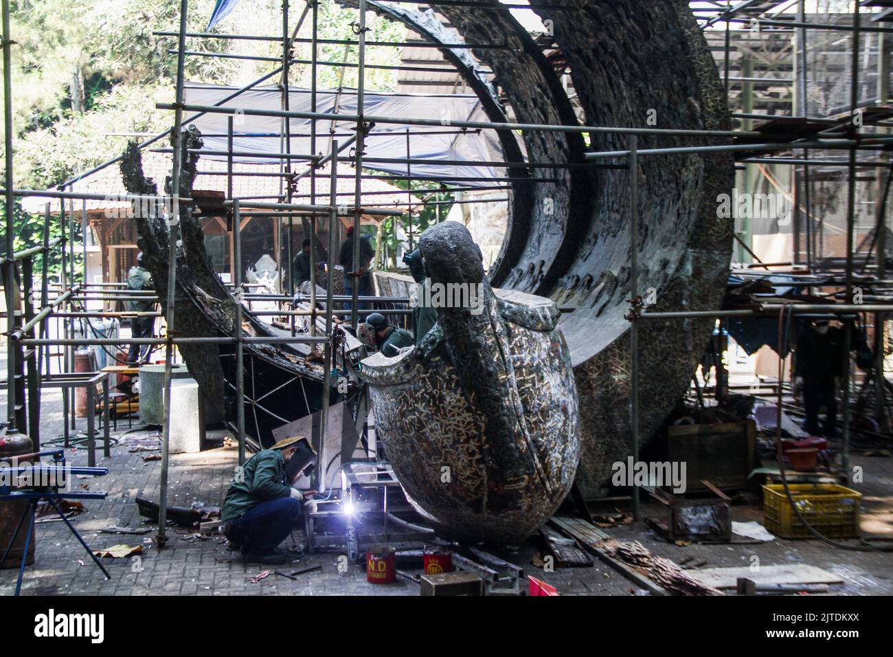 Bandung, Java-Ouest, Indonésie. 30th août 2022. Les ouvriers ont terminé les œuvres de l'artiste I Nyoman Nuarta de G20 au NuArt Sculpture Park, Bandung. L'artiste I Nyoman Nuarta va envoyer plusieurs œuvres en cuivre cuivré qui seront exposées au sommet de la présidence de G20 en novembre prochain à Bali. (Image de crédit : © Algi Febri Sugita/ZUMA Press Wire) Banque D'Images