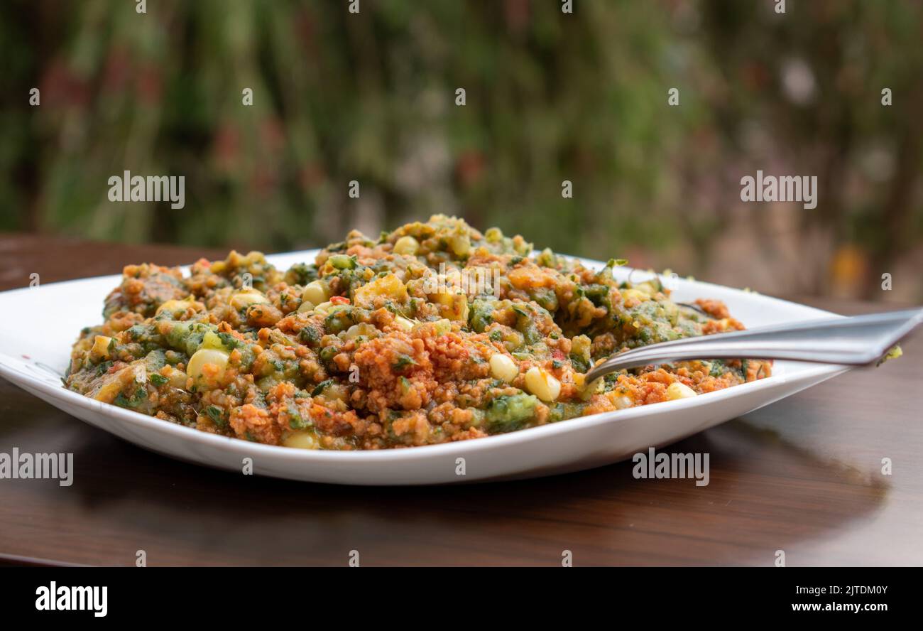 Une assiette de mukimo — une purée de pommes de terre kenyane — mélangée à un ragoût de viande hachée. Banque D'Images