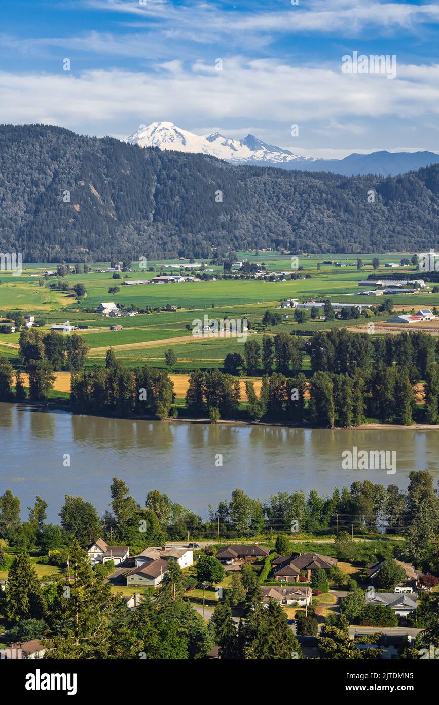 Vue sur la vallée du Fraser près d'Abbotsford, C.-B. Été dans la vallée du Fraser. Propriété canadienne. Terres agricoles rurales. La rivière Frazier est une importation Banque D'Images