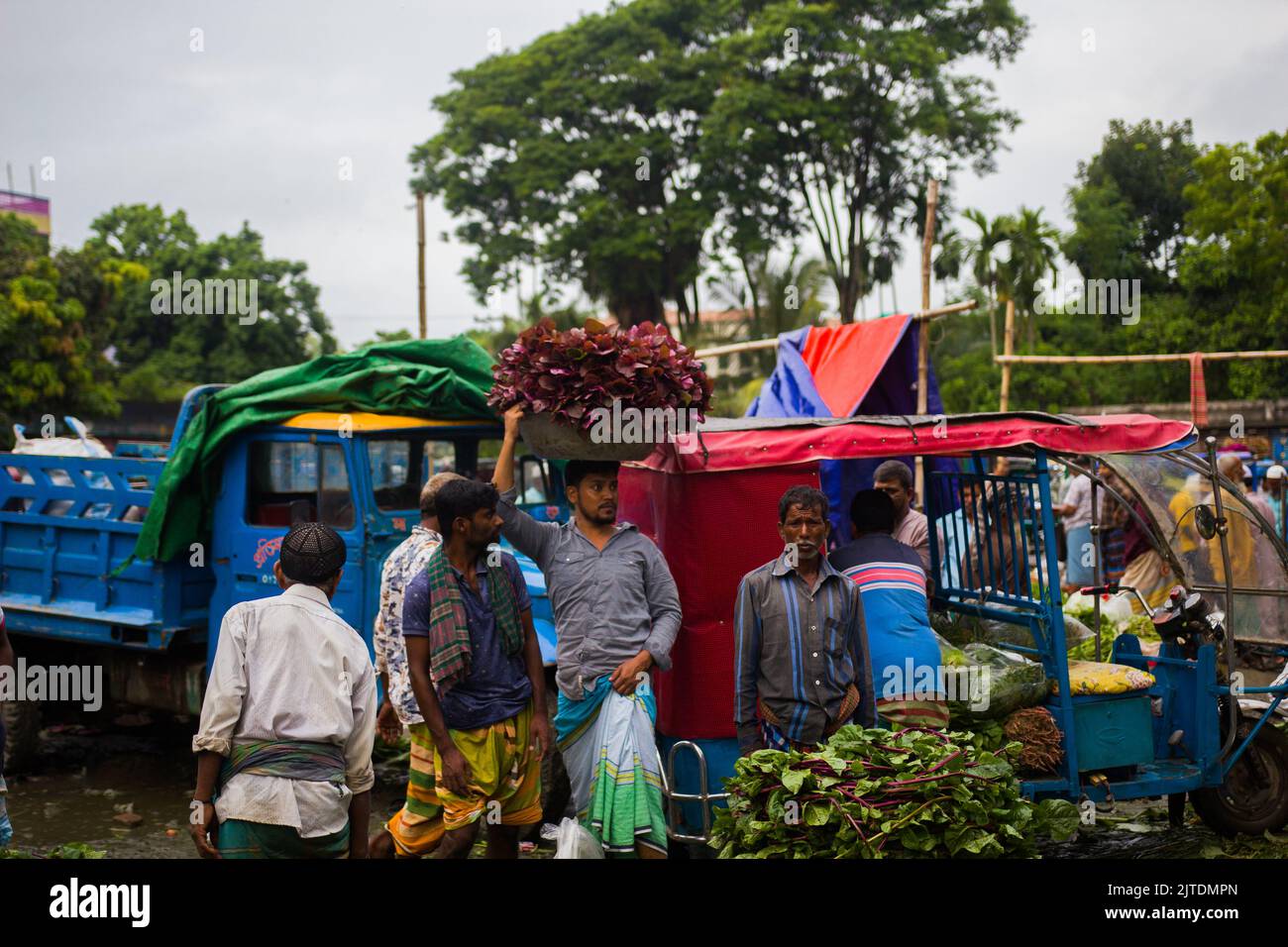 Un paysage d'un marché de légumes rural à Kalatia, près de Dhaka. Les agriculteurs vendent leurs légumes frais aux commerçants, c'est-à-dire la production de légumes frais. Banque D'Images