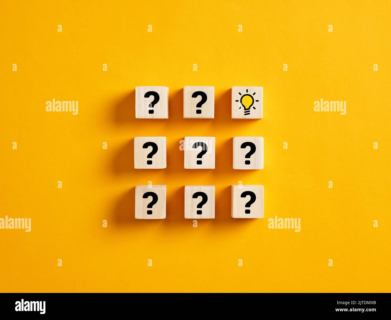 Résolution de problèmes, créativité, développement d'idées, brainstorming et concepts d'innovation. Symbole de point d'interrogation et d'ampoule d'idée sur les cubes en bois. Banque D'Images
