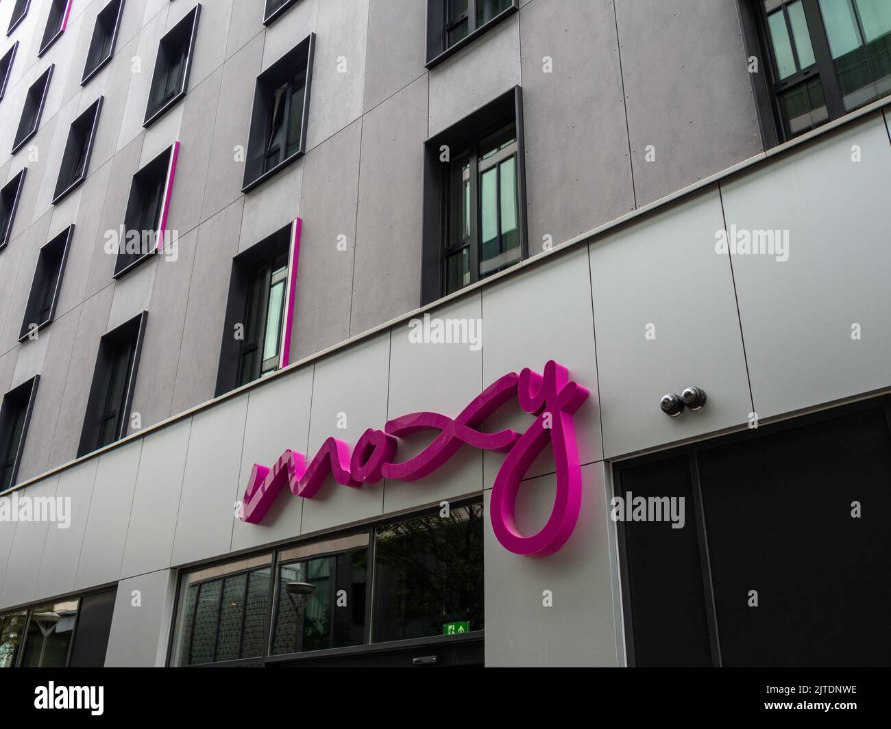 Façade de Moxy Milton Keynes, un hôtel de charme écologique ; Milton Keynes, Buckinghamshire, Royaume-Uni Banque D'Images Façade de Moxy Milton Keynes, un hôtel de charme écologique ; Milton Keynes, Buckinghamshire, Royaume-Uni Banque D'Images