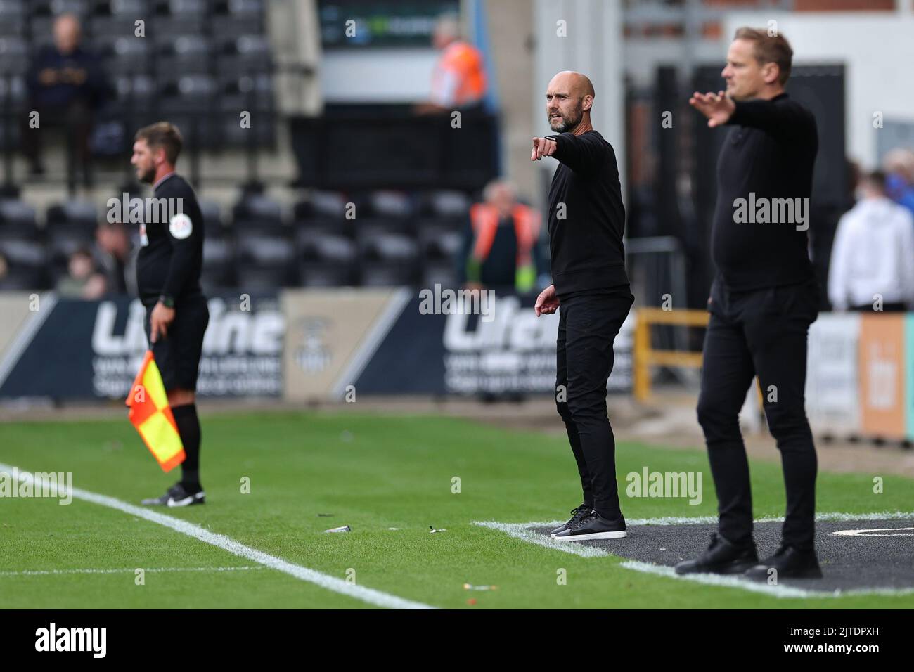 NOTTINGHAM, ROYAUME-UNI. AOÛT 29th Luke Williams Directeur du comté de Notts et Neil Ardley Directeur de Solihull Moors Gesture pendant le match de la Ligue nationale b Banque D'Images