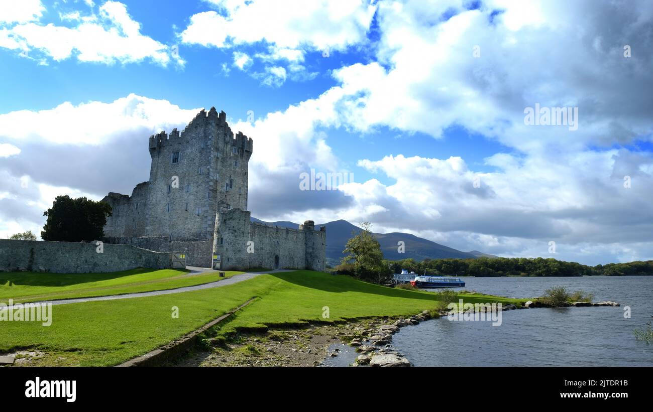 Château de Ross sur la rive de Lough Leane, Killarney, Irlande - John Gollop Banque D'Images