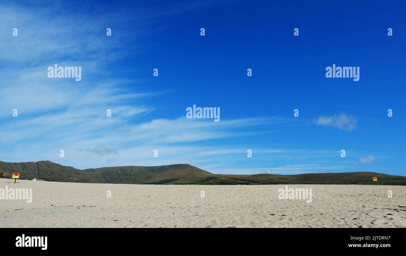 La plage et les montagnes lointaines à Ballydonegan, Allihies, Comté de Cork, Banque D'Images