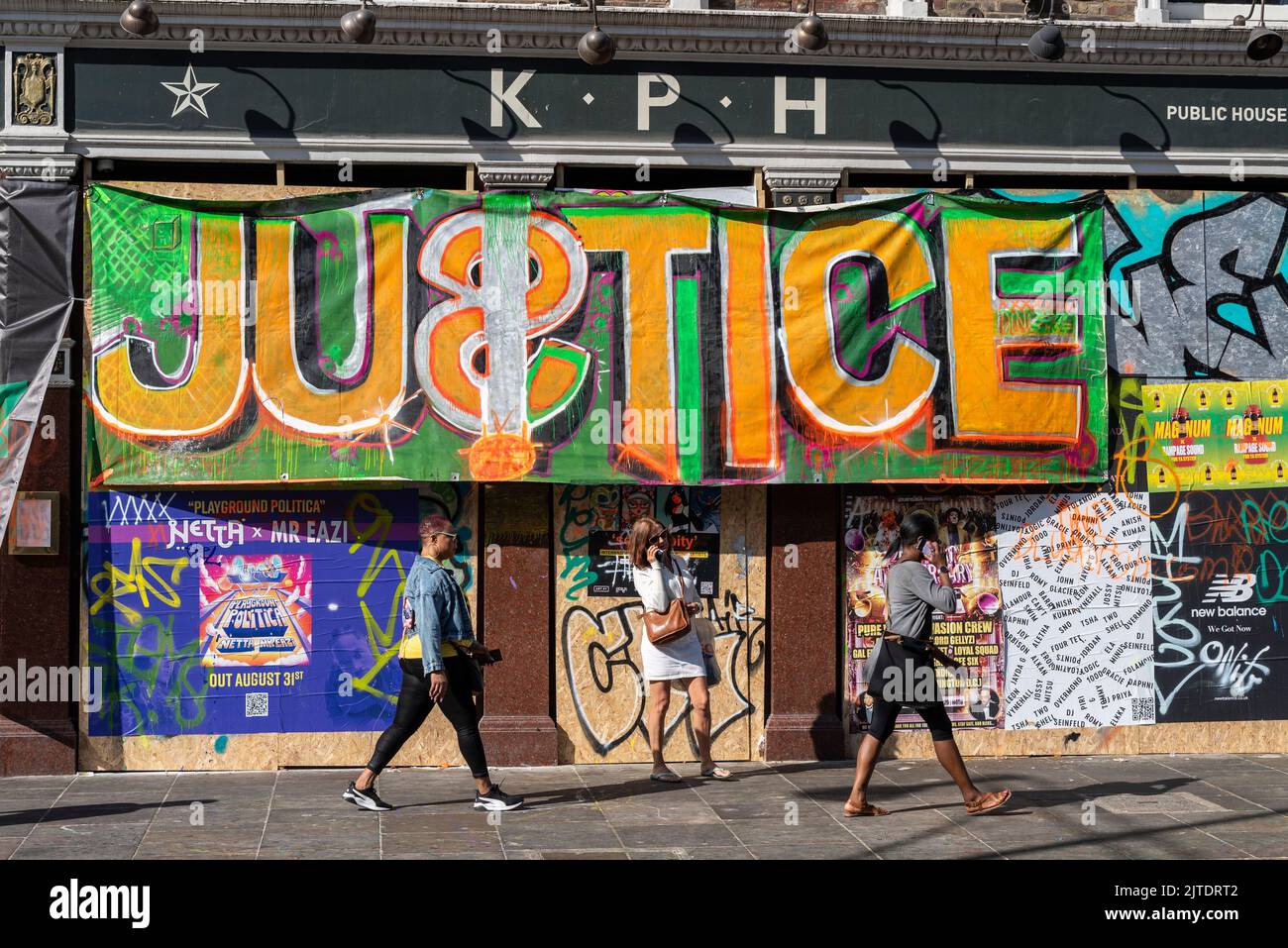 Bannière de soutien Grenfell au Notting Hill Carnival, le lundi 2022 août des fêtes de banque à Londres, Royaume-Uni. Message de justice et graffiti à l'extérieur du pub fermé Banque D'Images