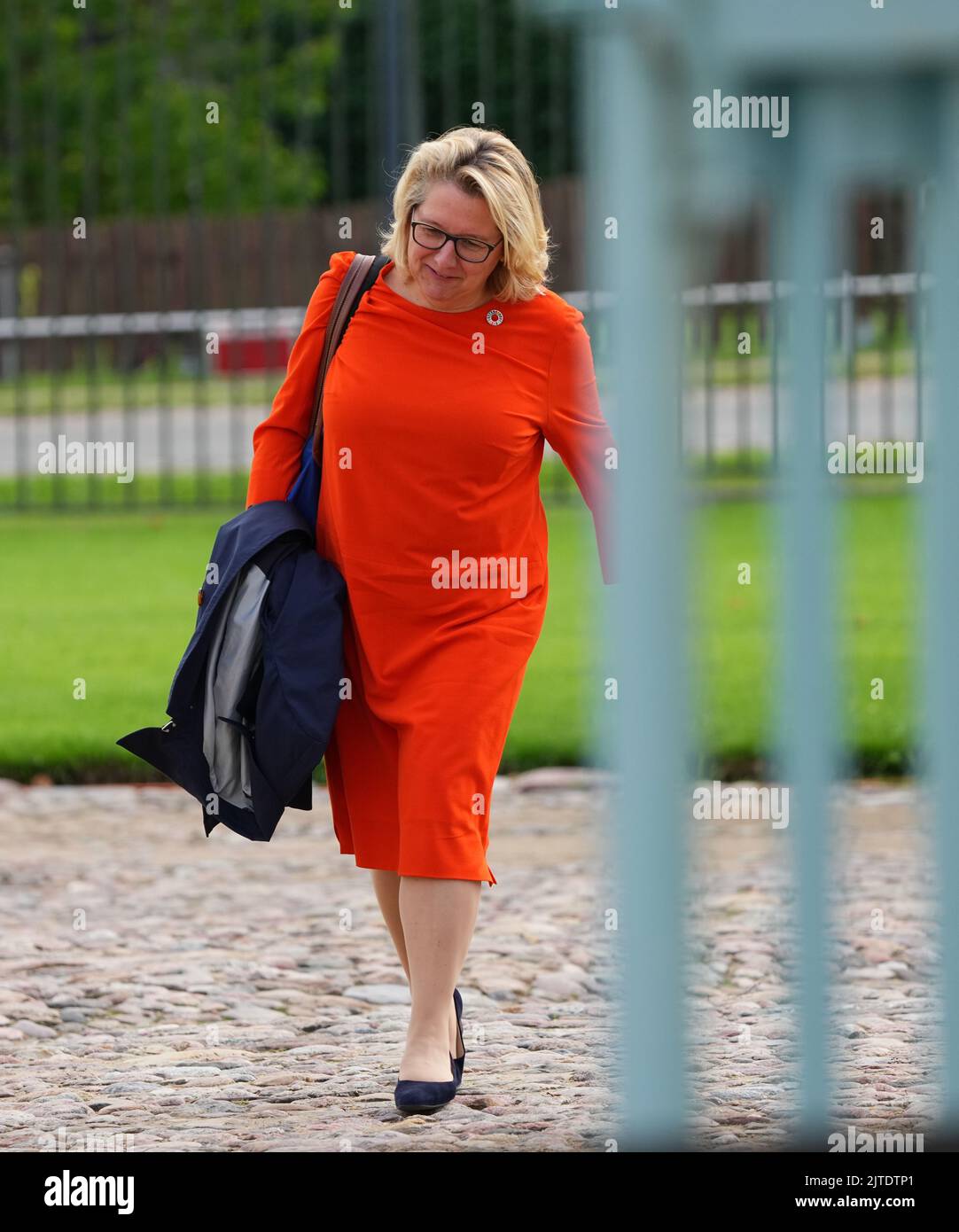 Meseberg, Allemagne. 30th août 2022. Svenja Schulze (SPD), ministre fédérale de la coopération et du développement économiques, participe à la réunion privée du Cabinet allemand à Schloss Meseberg. Les sujets de la réunion à huis clos comprennent la crise de l'énergie et les augmentations de prix. Des discussions seront également organisées sur l'approvisionnement énergétique à l'automne et à l'hiver, la stratégie de sécurité nationale, la formation professionnelle et une stratégie numérique. Crédit : Soeren Stache/dpa/Alay Live News Banque D'Images