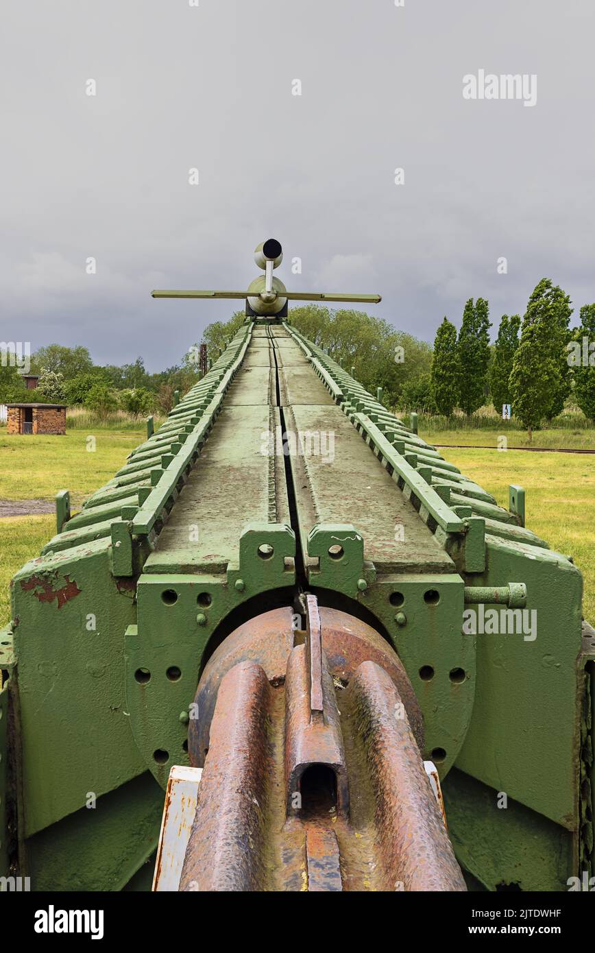 Editorial: PEENEMUNDE, MECKLEMBOURG-POMÉRANIE-OCCIDENTALE, ALLEMAGNE, 27 mai 2022 - V1 lanceur exposé sur le site du Musée technique historique de Peenem Banque D'Images