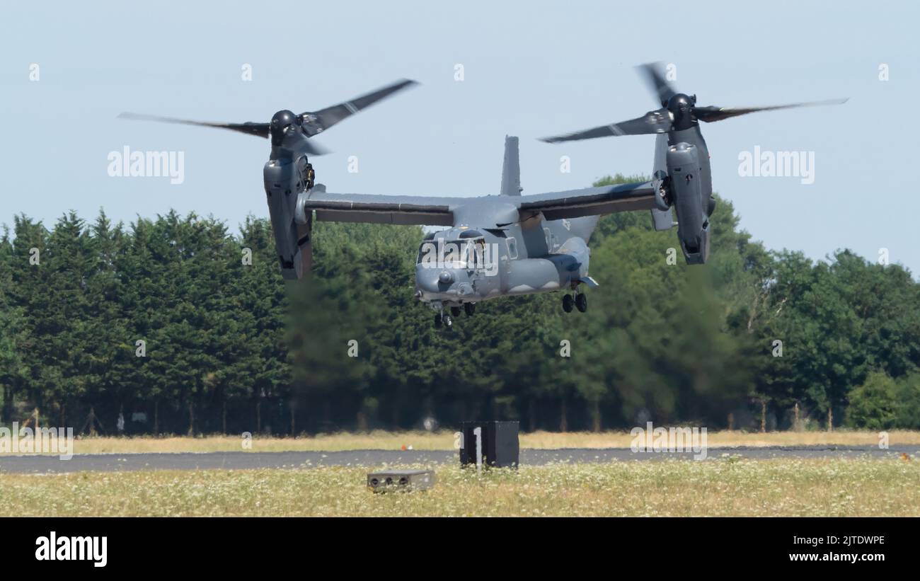 Un Bell Boeing V-22 Osprey de l'USAF décollant au Royal International Air Tattoo le 16 juillet 2022 à la RAF Fairford, Gloucestershire, Royaume-Uni Banque D'Images