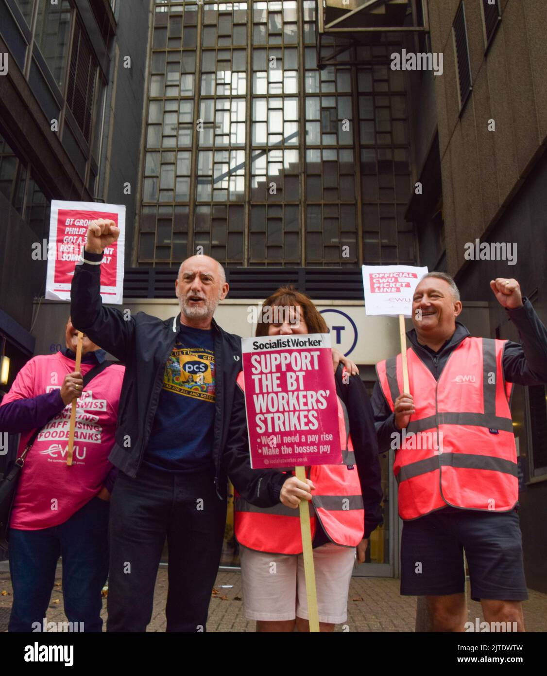 Londres, Royaume-Uni. 30th août 2022. Le piquet de grève BT et OpenReach se trouve à l'extérieur de la tour BT, alors que le syndicat des travailleurs de la communication (CWU) organise d'autres étapes de la grève par rapport à la rémunération. Credit: Vuk Valcic/Alamy Live News Banque D'Images