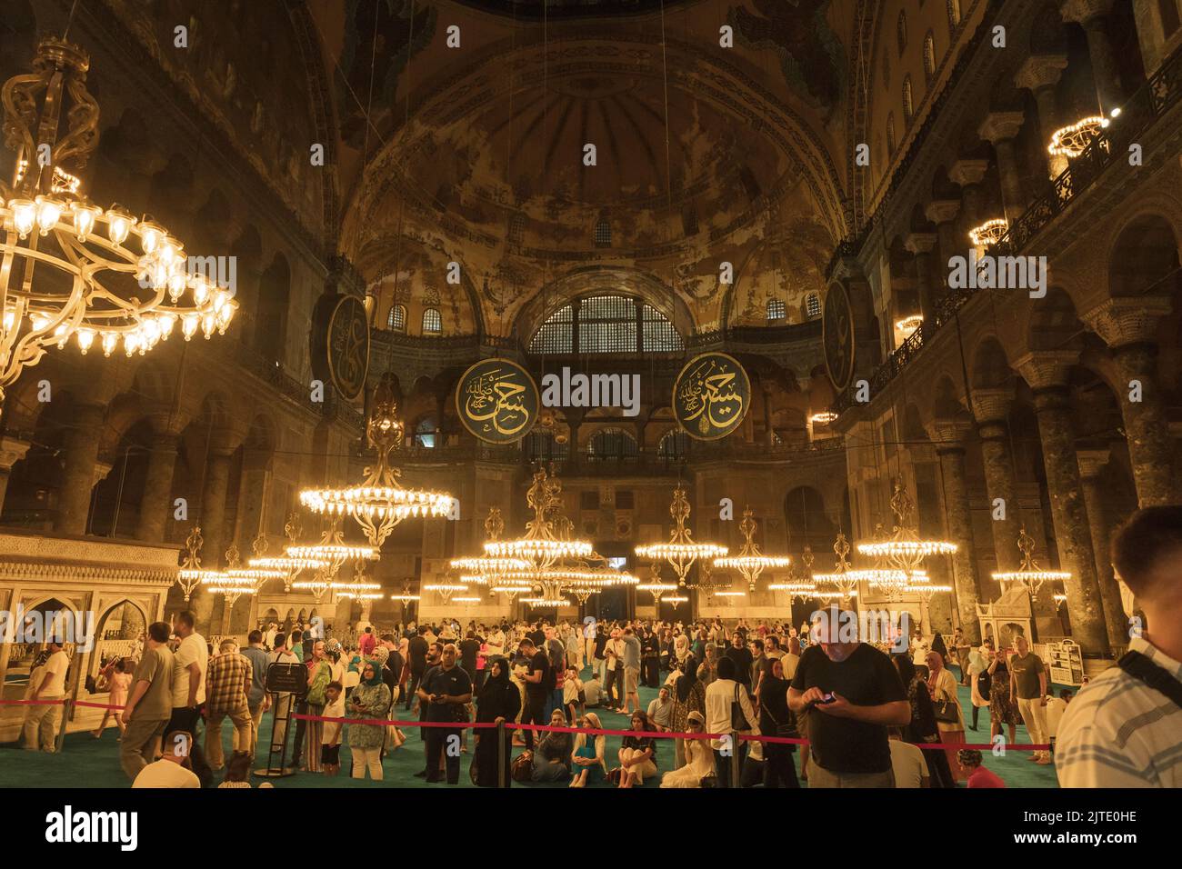 Touristes à Sainte-Sophie la nuit. Voyage à Istanbul photo de fond. Mise au point sélective. Bruit inclus. Istanbul Turquie - 8.12.2022 Banque D'Images
