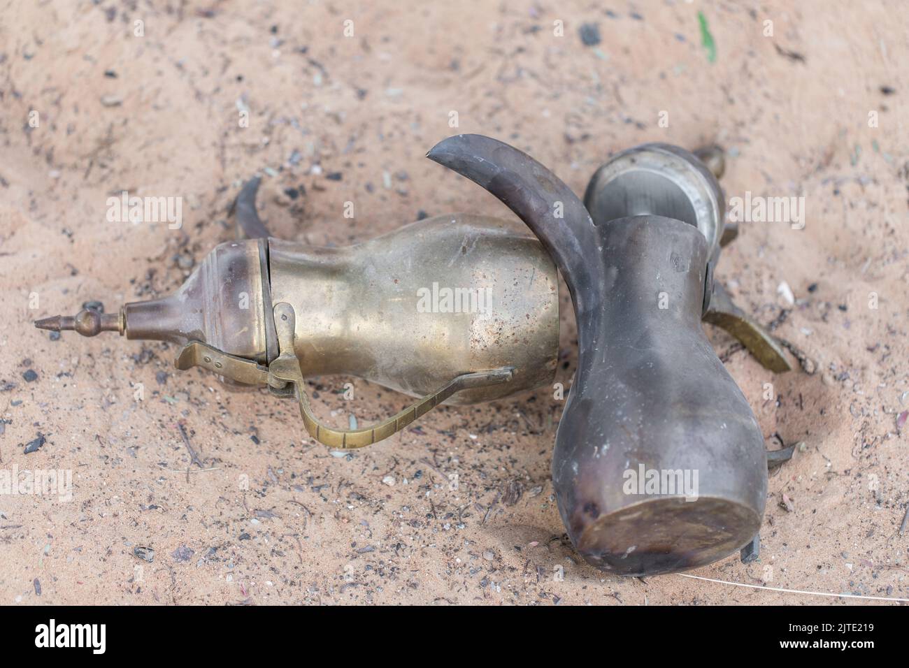 Une cafetière traditionnelle Dallah sur un désert de sable Banque D'Images