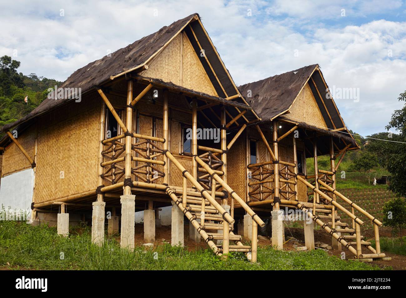 deux maisons de pilotis en bambou dans les montagnes Banque D'Images