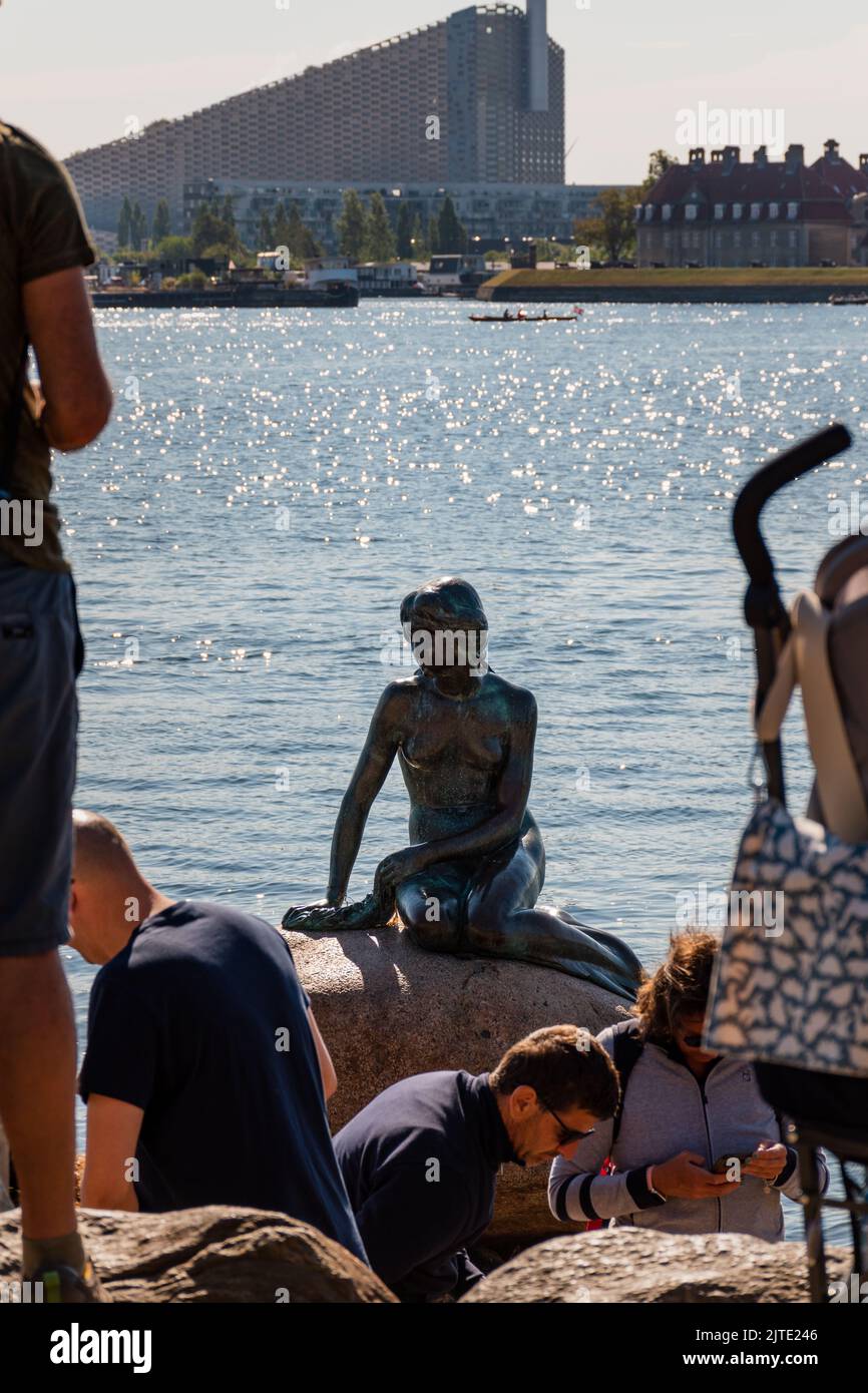 Copenhague, Danemark. 13 août 2022. La statue de la petite Sirène (Den lille Havfrue) est entourée de touristes Banque D'Images