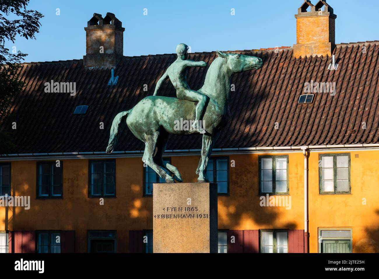 Copenhague, Danemark. 13 août 2022. Carl Nielsen Monument devant les casernes historiques de Nyboder, Copenhague, Danemark. Banque D'Images
