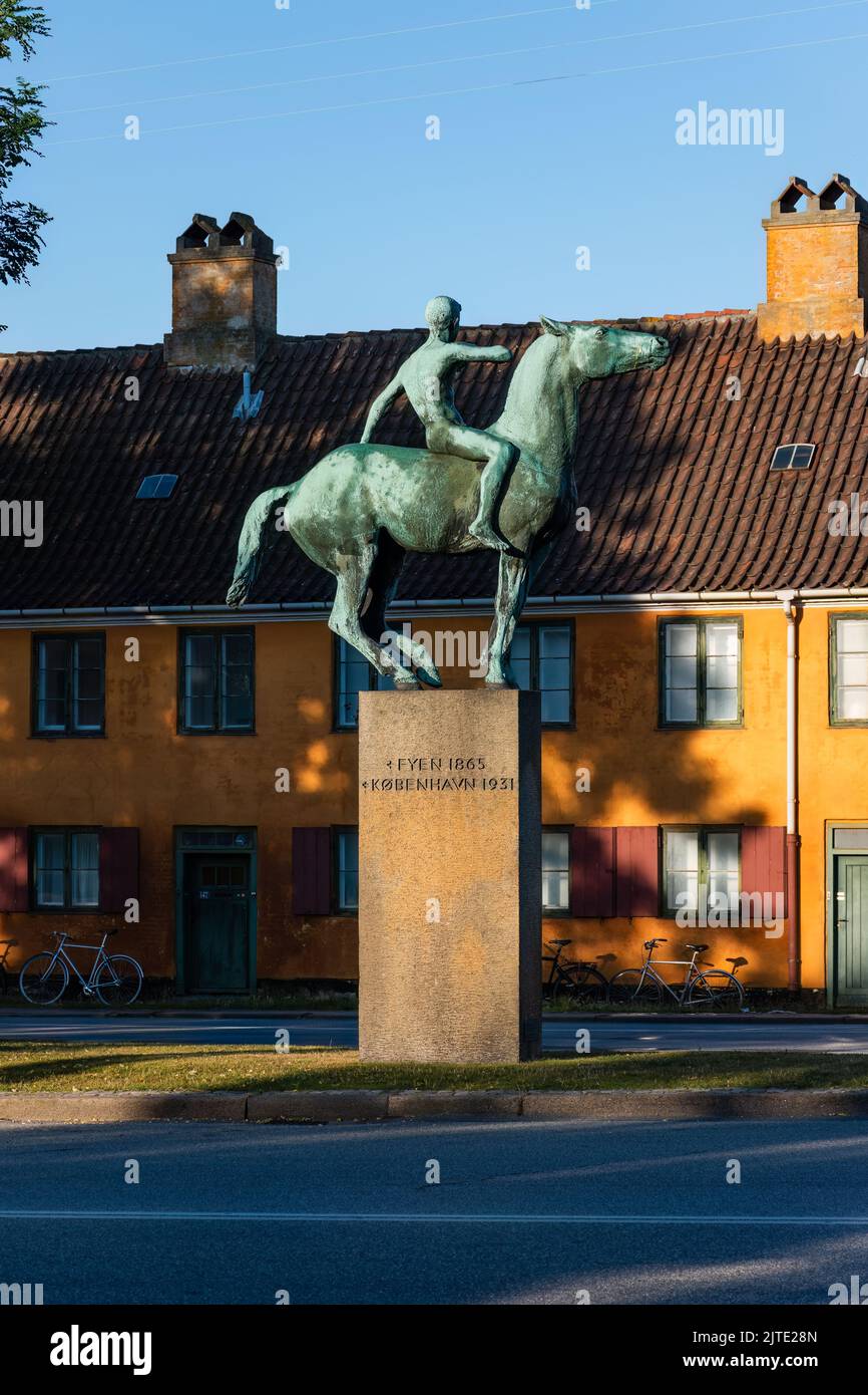 Copenhague, Danemark. 13 août 2022. Carl Nielsen Monument devant les casernes historiques de Nyboder, Copenhague, Danemark. Banque D'Images