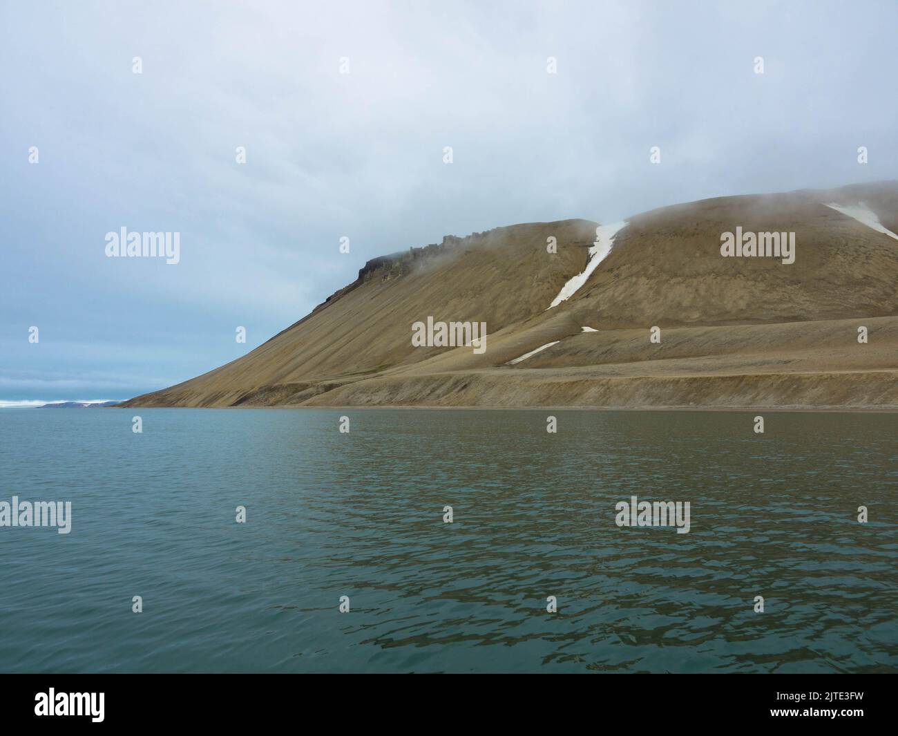 Palanderbukta est un fjord de Gustav Adolf Land à Nordastlandet, dans le Spitsbergen, une baie sud du Wahlenbergfjord. Désert de montagne arctique Banque D'Images