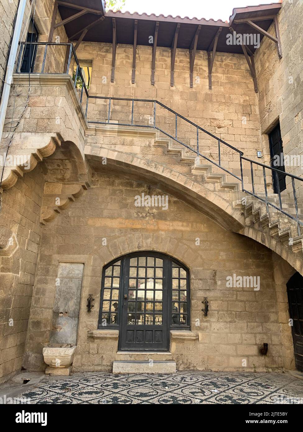 Un plan vertical d'un bâtiment médiéval en pierre avec des escaliers extérieurs dans la vieille ville de Rhodes, en Grèce Banque D'Images