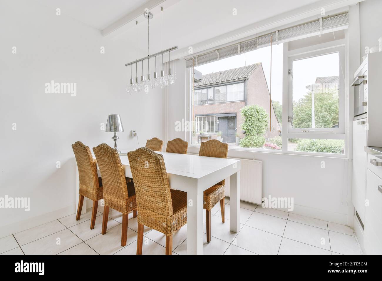 Décoration intérieure d'appartement loft moderne avec cuisine ouverte dans un style minimaliste et spacieuse salle à manger avec table et chaises Banque D'Images