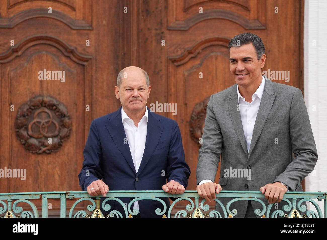 Meseberg, Allemagne. 30th août 2022. Le Chancelier OLAF Scholz (SPD - l) et Pedro Sanchez, Premier ministre espagnol, se tiennent devant la porte de Schloss Meseberg lors de la réunion privée du Cabinet allemand. Les sujets de la réunion à huis clos comprennent la crise de l'énergie et les augmentations de prix. Des discussions seront également organisées sur l'approvisionnement énergétique à l'automne et à l'hiver, la stratégie de sécurité nationale, la formation professionnelle et une stratégie numérique. Crédit : Soeren Stache/dpa/Alay Live News Banque D'Images