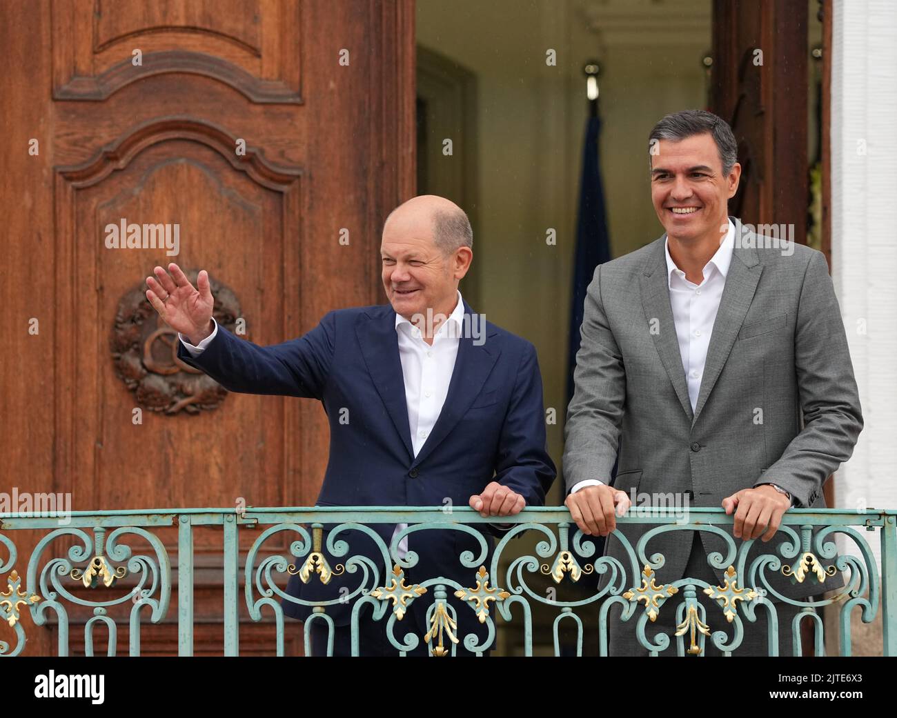 Meseberg, Allemagne. 30th août 2022. Le Chancelier OLAF Scholz (SPD - l) et Pedro Sanchez, Premier ministre espagnol, se tiennent devant la porte de Schloss Meseberg lors de la réunion privée du Cabinet allemand. Les sujets de la réunion à huis clos comprennent la crise de l'énergie et les augmentations de prix. Des discussions seront également organisées sur l'approvisionnement énergétique à l'automne et à l'hiver, la stratégie de sécurité nationale, la formation professionnelle et une stratégie numérique. Crédit : Soeren Stache/dpa/Alay Live News Banque D'Images