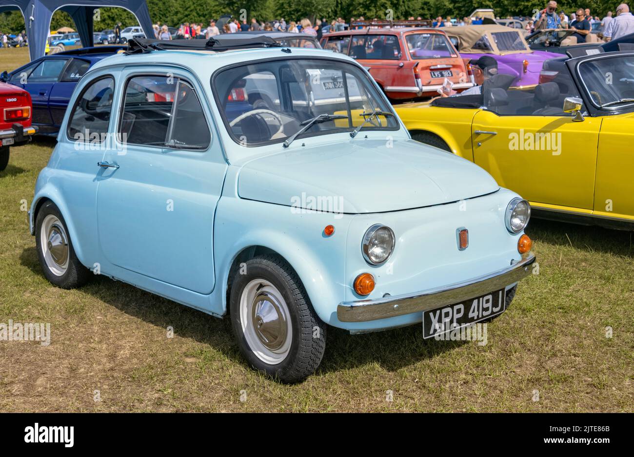 Voiture classique Fiat 500 bleu clair au Knebworth House Classic car Show Banque D'Images