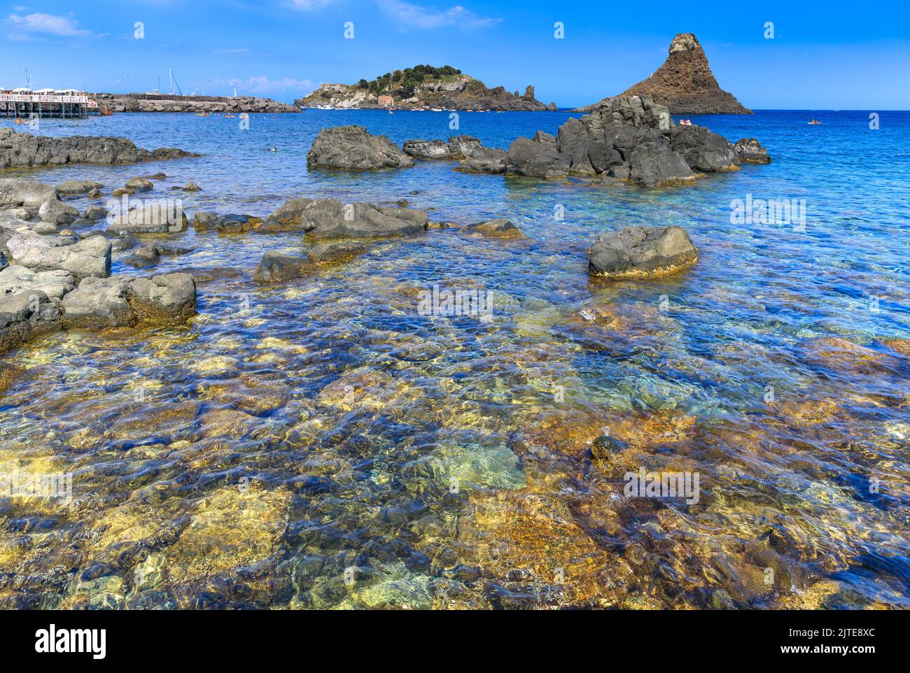 Îles cyclopéennes, ACI Trezza, Sicile, Italie. Ce sont là les grandes pierres lancées à Odysseus par le monstre Cyclops dans le poème épique « l'Odyssée ». Banque D'Images