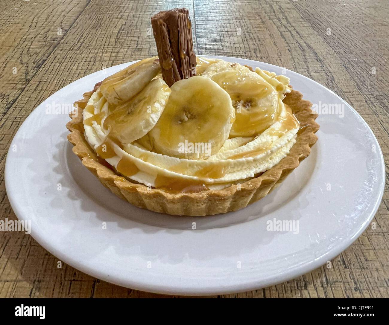 Tarte à la banane servie sur une assiette Banque D'Images
