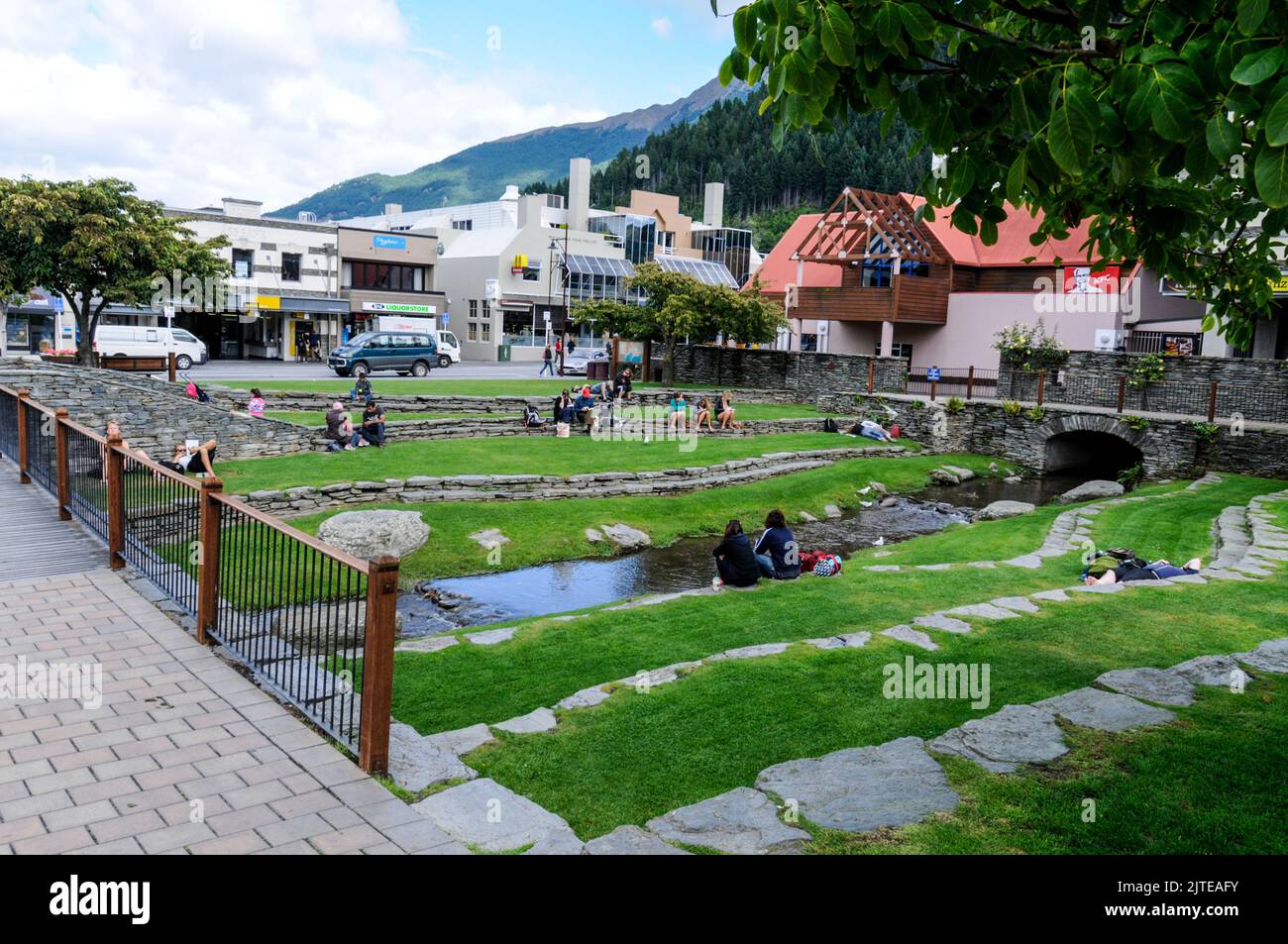 Un petit parc le long de Camp Street dans le centre de Queenstown à Otago, une région du sud-est sur l'île du Sud de la Nouvelle-Zélande. Queenstown, un lac r Banque D'Images