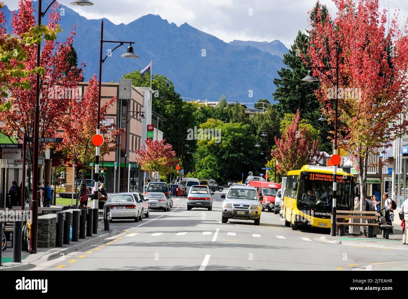 L'une des principales rues commerçantes est Camp Street à Queenstown à Otago, une région du sud-est de l'île du Sud de la Nouvelle-Zélande. Queenstown, près d'un lac Banque D'Images
