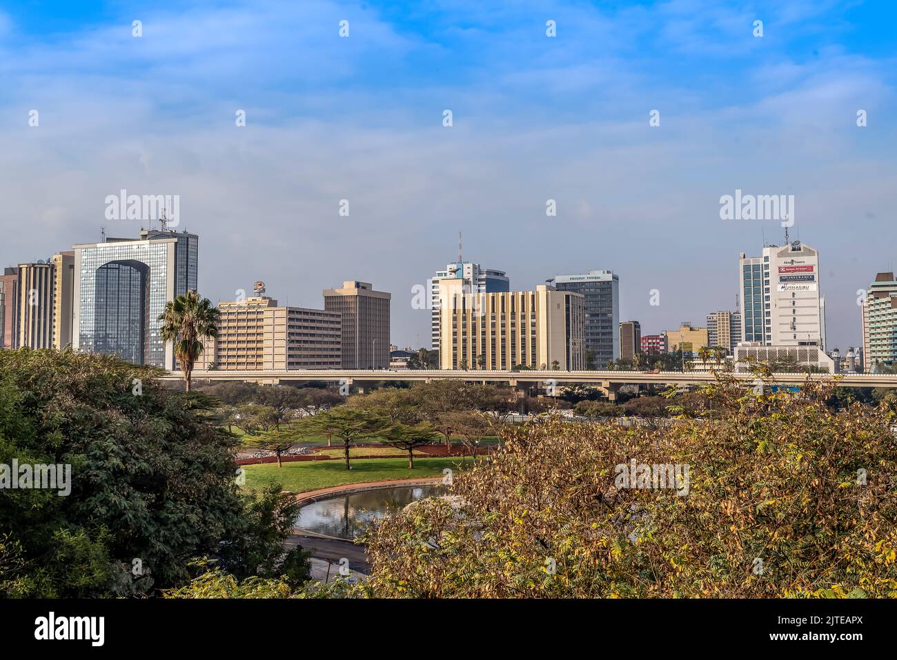 Le nouvel horizon de Nairobi. Au premier plan se trouve le parc rénové et la nouvelle autoroute Nairobi. Banque D'Images