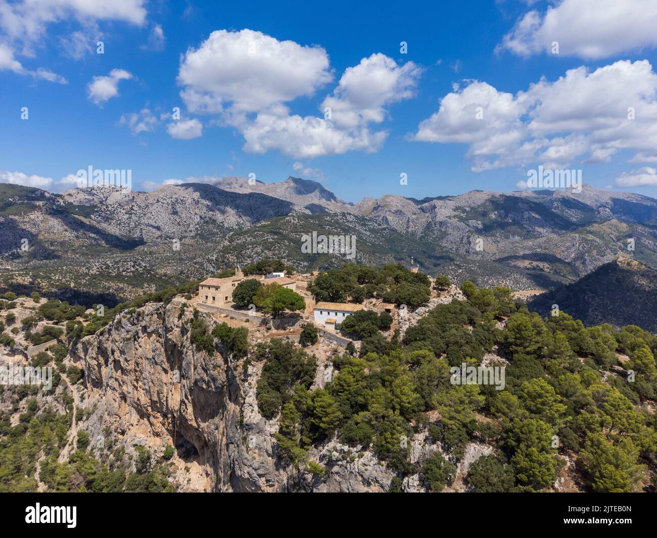 Château d'Alaró , vue aérienne de l'ermitage et de l'Hospice, Majorque, Iles Baléares, Espagne Banque D'Images