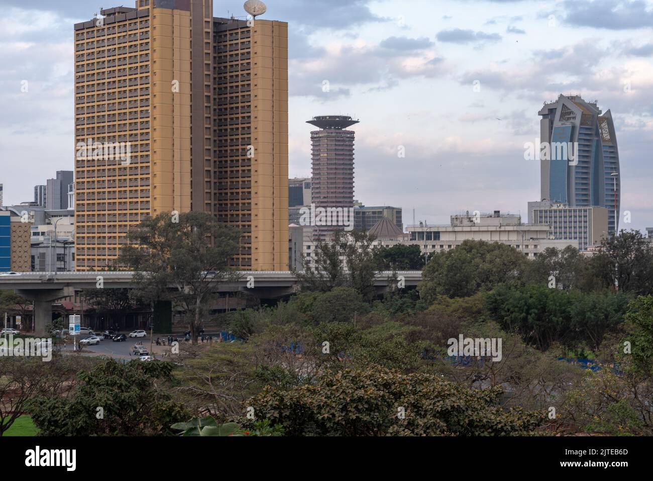 Le nouvel horizon de Nairobi. Au premier plan se trouve le parc rénové et la nouvelle autoroute Nairobi. Banque D'Images