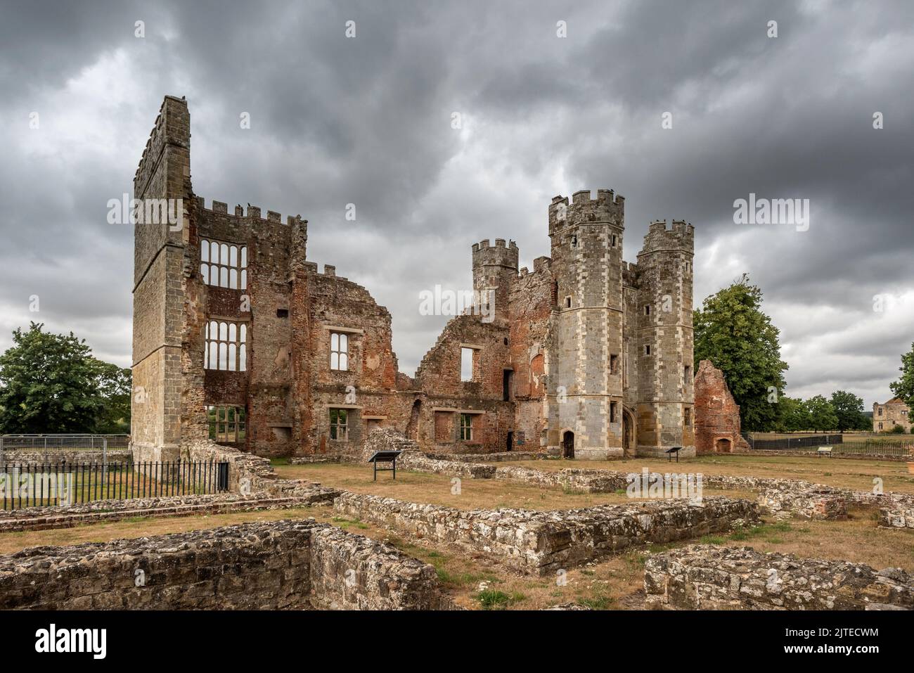 Midhurst, 22 août 2022 : les ruines du château de Cowdray Banque D'Images