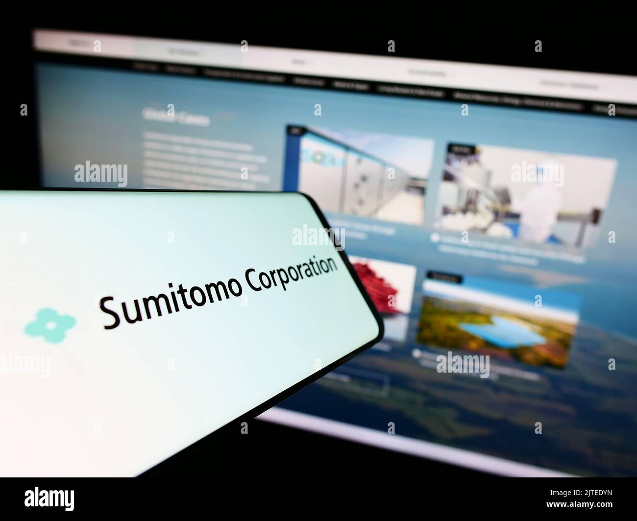 Smartphone avec logo de la société japonaise Sumitomo Corporation sur écran devant le site Web d'affaires. Concentrez-vous sur le centre de l'écran du téléphone. Banque D'Images