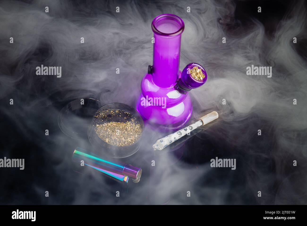 bong en verre violet avec joint et beaucoup de fumée blanche épaisse. Vue de dessus marijuana adventices concept. Banque D'Images