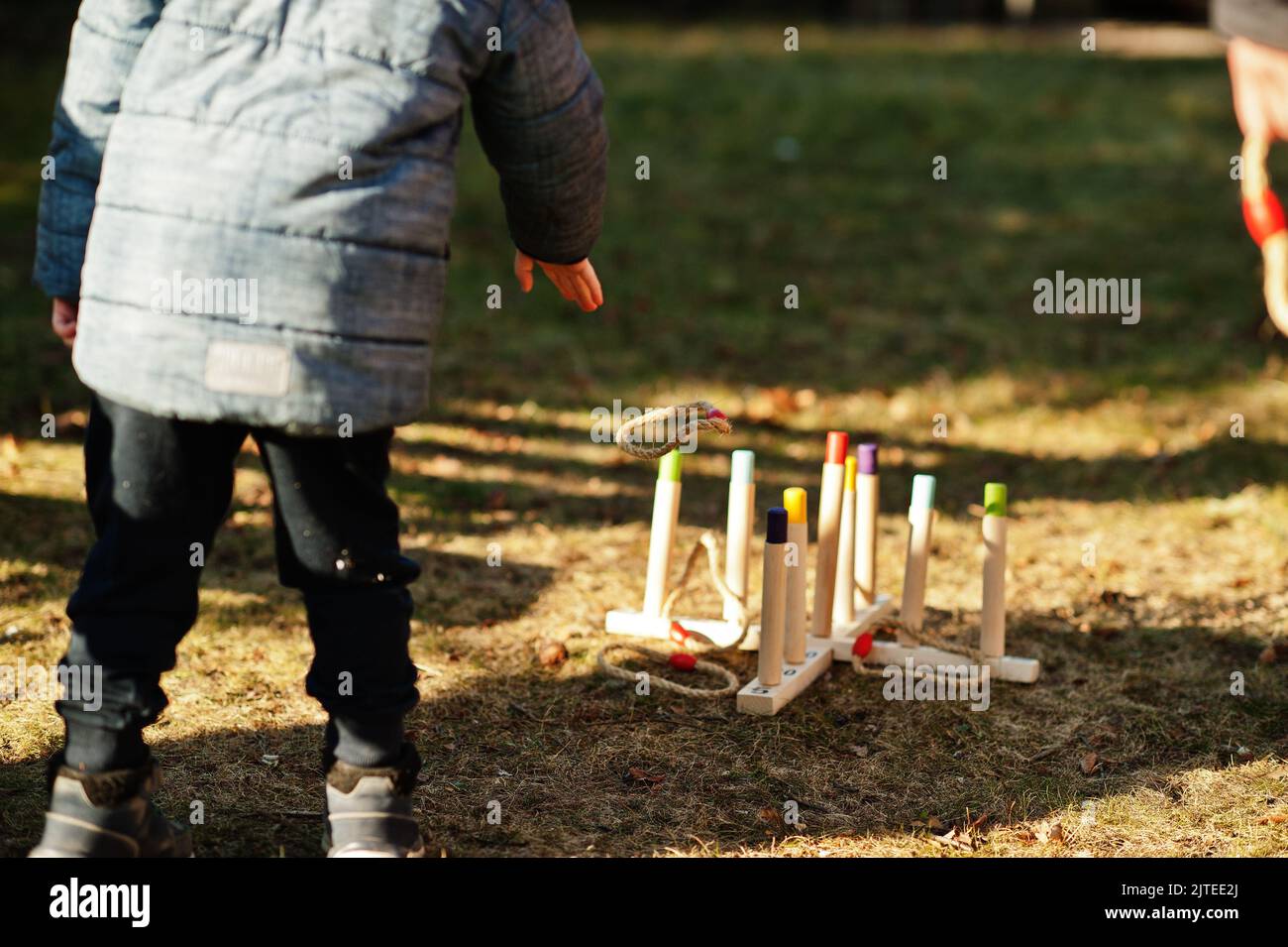 Jouer à un jeu lancer anneau jeter en extérieur. Banque D'Images