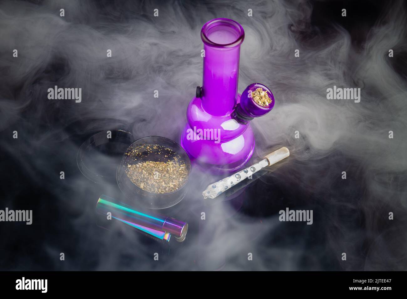 bong en verre violet avec joint et beaucoup de fumée blanche épaisse. Vue de dessus marijuana adventices concept. Banque D'Images