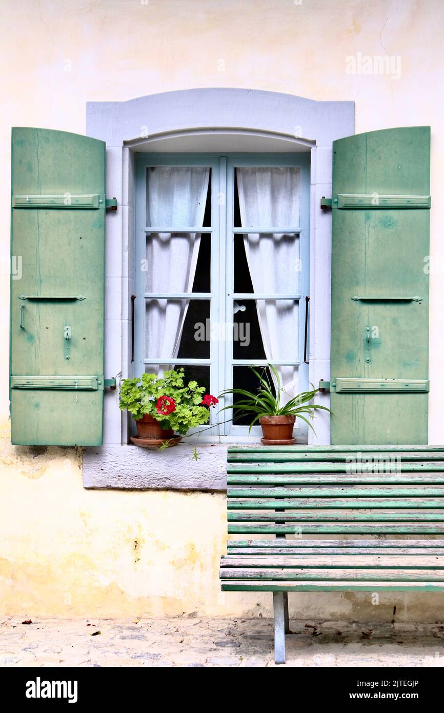 fenêtres de style français avec volets verts Banque D'Images