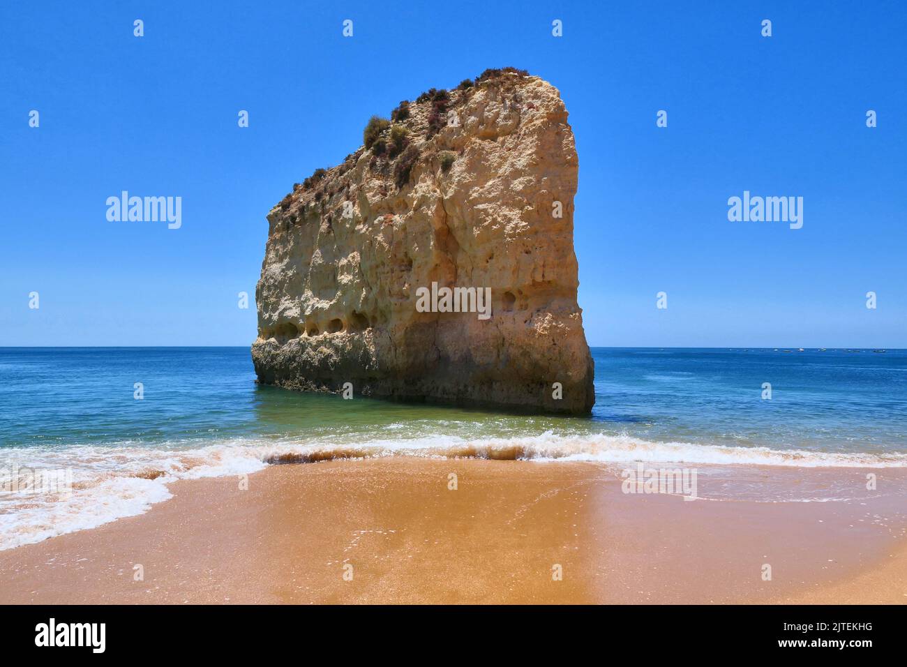 Algarve plage falaise rock au Portugal. Vue panoramique sur l'océan Atlantique. Banque D'Images