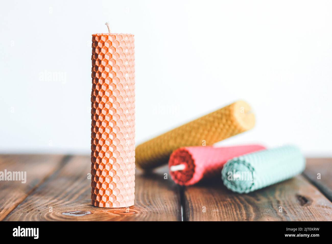 Bougies décoratives en cire. Bougies en nid d'abeille. Bougies sur un fond propre Banque D'Images