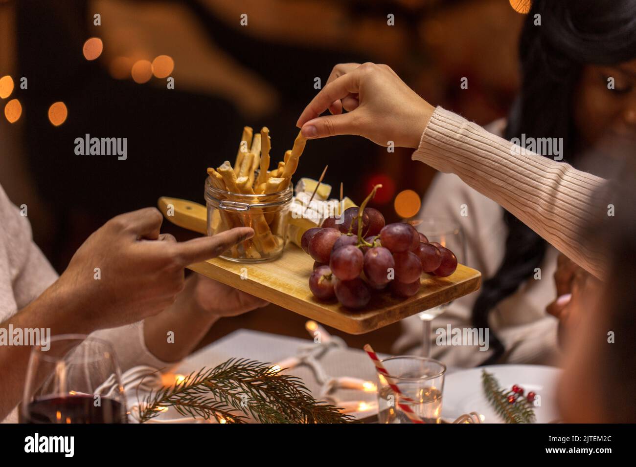 gros plan sur la nourriture partagée lors du dîner de noël Banque D'Images