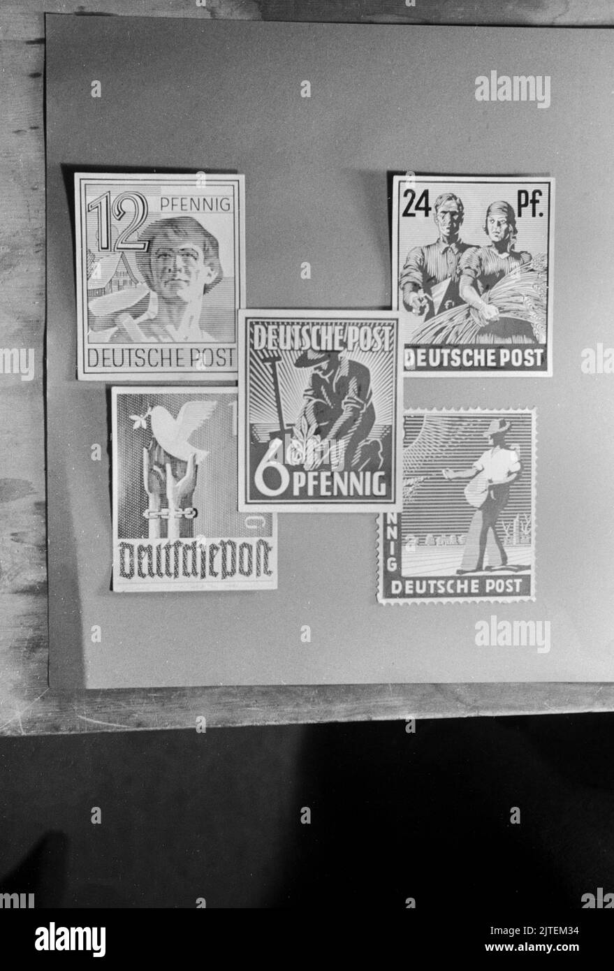 Neue Briefmarken im Druck: Entwürfe für Motive deutscher Briefmarken der allierten Besatzungszonen, Deutschland 1947. Banque D'Images