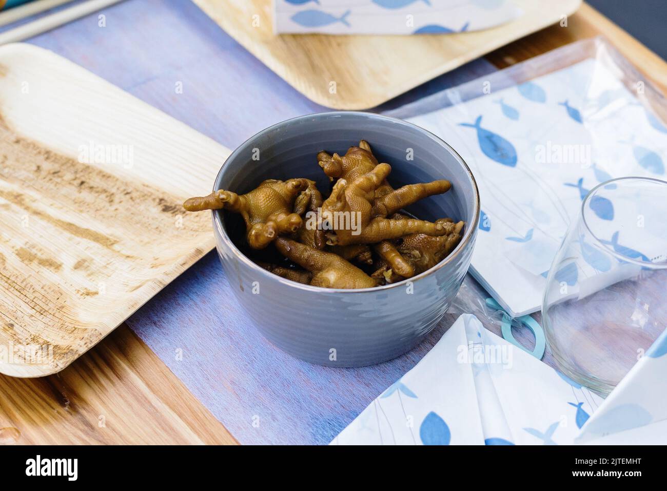 Pieds de poulet dans un bol, amuse-bouche vietnamiens Banque D'Images
