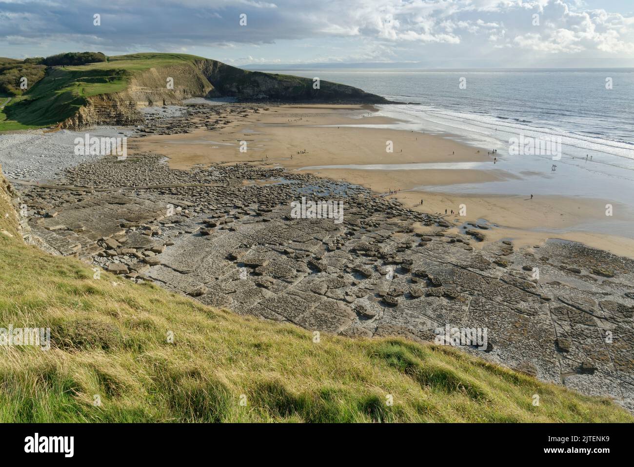 Vue d'ensemble de la plage de Southherndown et de la baie de Dunraven à marée basse, Glamourgan Heritage Coast, South Wales, Royaume-Uni, octobre 2021. Banque D'Images
